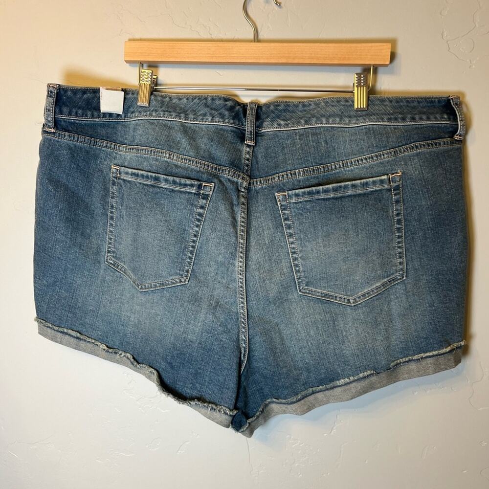 NWT Torrid Mid-Rise Cuffed Denim Shorts Vintage Stretch Medium Wash 26 - Picture 3 of 7